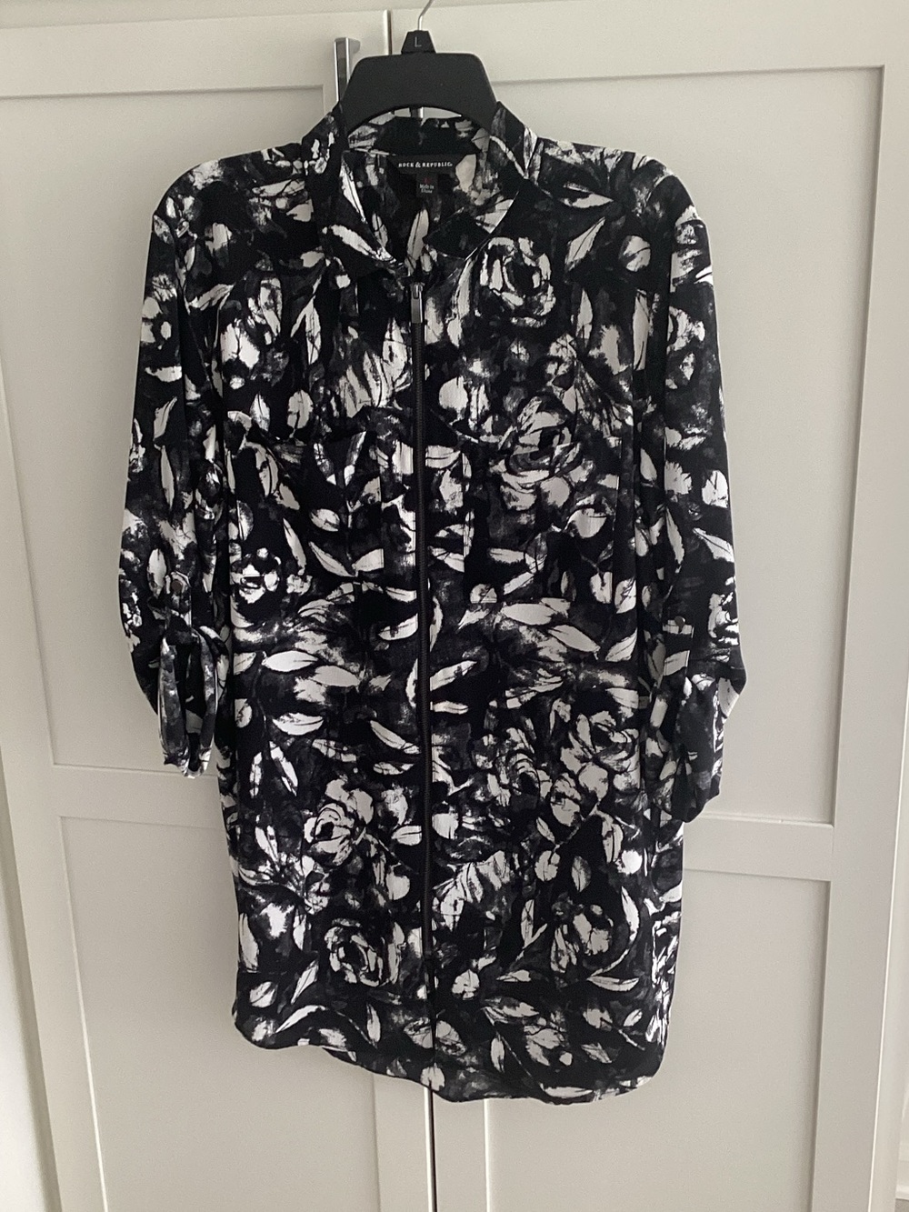 Rock & Republic Black and White Abstract Floral Zip-Front Long Sleeve Dress